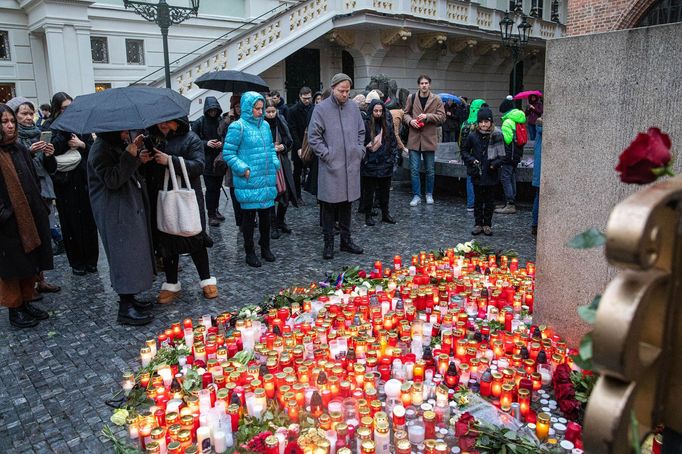 Pietní místo u Karolina 22. prosince, kam lidé po střelbě na Filosofické fakultě nosí květiny a svíčky.