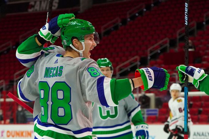 Útočník Caroliny Martin Nečas (88) slaví v zápase s Chicagem