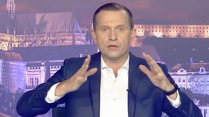 Majitel TV Barrandov Jaromír Soukup zrušil klasické televizní zprávy a moderuje je nyní sám. Kritik Kamil Fila se zamýšlí nad tím, proč to dělá.