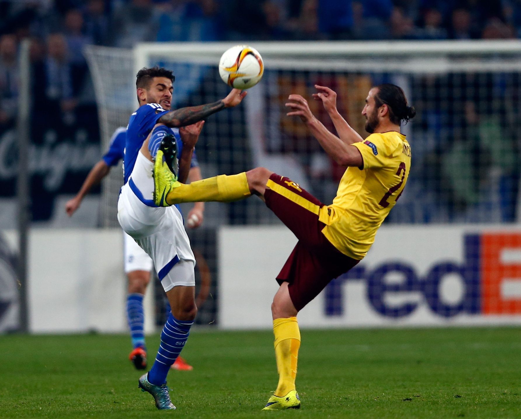 EL, Schalke 04-Sparta: Junior Calcara - Petr Jiráček