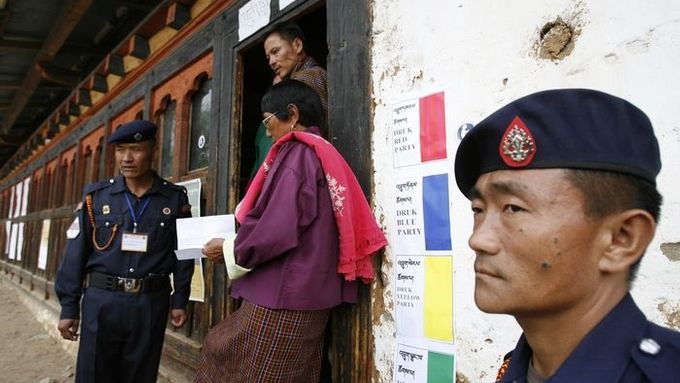 Volči v Bhútánu volili ze čtyř stran: červené, modré, žluté a zelené. Do druhého kola, které se konalo včera postoupila červená a žlutá.