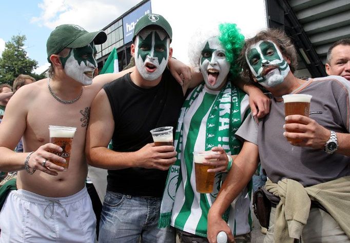 Fotbalový svátek. Fanoušci Bohemians včera před posledním zápasem ligové sezóny.