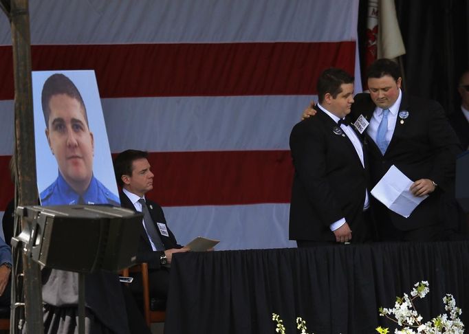 REFILE - CORRECTING POSITIONS OF BROTHERS OF SEAN COLLIER Rob (R) and Andrew, brothers of slain Massachusetts Institute of Technology (MIT) police officer Sean Collier, react at his memorial service at MIT in Cambridge, Massachusetts April 24, 2013. Thousands of law enforcement agents from around the United States attended the memorial on Wednesday for Collier, who authorities say was shot dead by the Boston Marathon bombing suspects, with U.S. Vice President Joe Biden speaking at the ceremony. REUTERS/Brian Snyder (UNITED STATES - Tags: CRIME LAW OBITUARY POLITICS CIVIL UNREST) Published: Dub. 24, 2013, 7:40 odp.