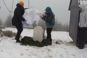 Foto: Sníh a vichřice.Tak se slavilo 100 let republiky u Masarykovy chaty na Šerlichu