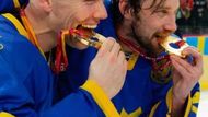 Švédský kapitán Mats Sundin (vlevo) se raduje se spoluhráčem Peterem Forsbergem ze zlaté olympijské medaile. Hokejisté Tří korunek porazili ve finále Finsko 3:2.