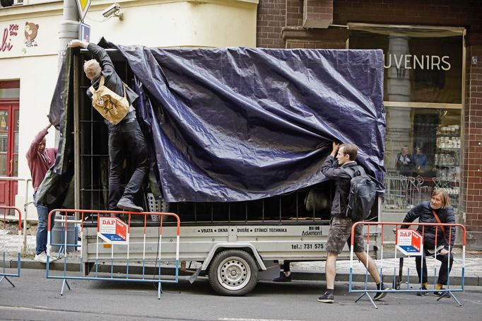 Pohled na symbolickou klec s kavalcem uvnitř, kterou před Městský soud v Praze instalovalo hnutí Milion chvilek pro demokracii.  12. 9. 2022