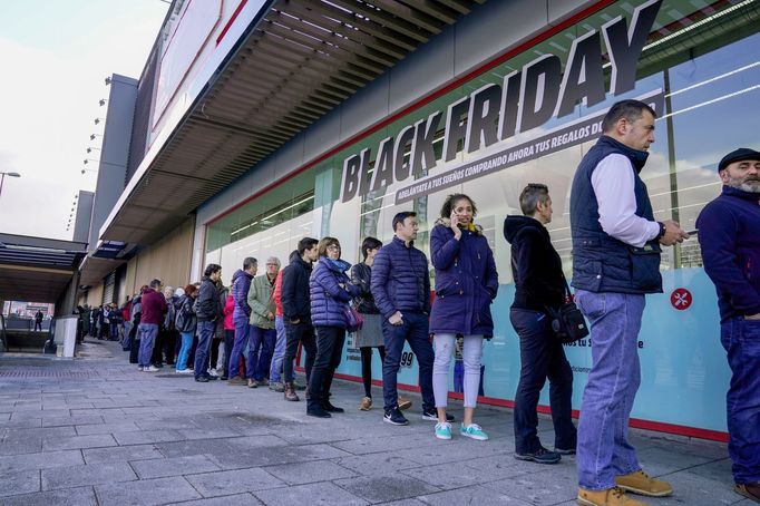 Lidé stojí frontu před obchodem během Black Friday ve městě Barakaldo ve Španělsku. Snímek z roku 2018.