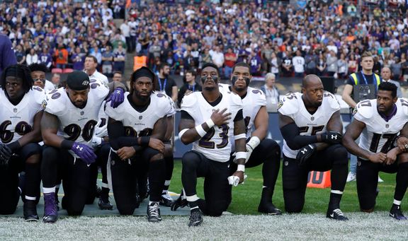 Na protest proti Trumpovým výrokům poklekávala při hymně kompletní mužstva v NFL, například Baltimore Ravens.