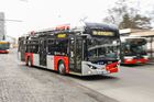 V Praze začínají v běžném provozu jezdit elektrické autobusy.