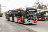 V Praze začínají v běžném provozu jezdit elektrické autobusy.