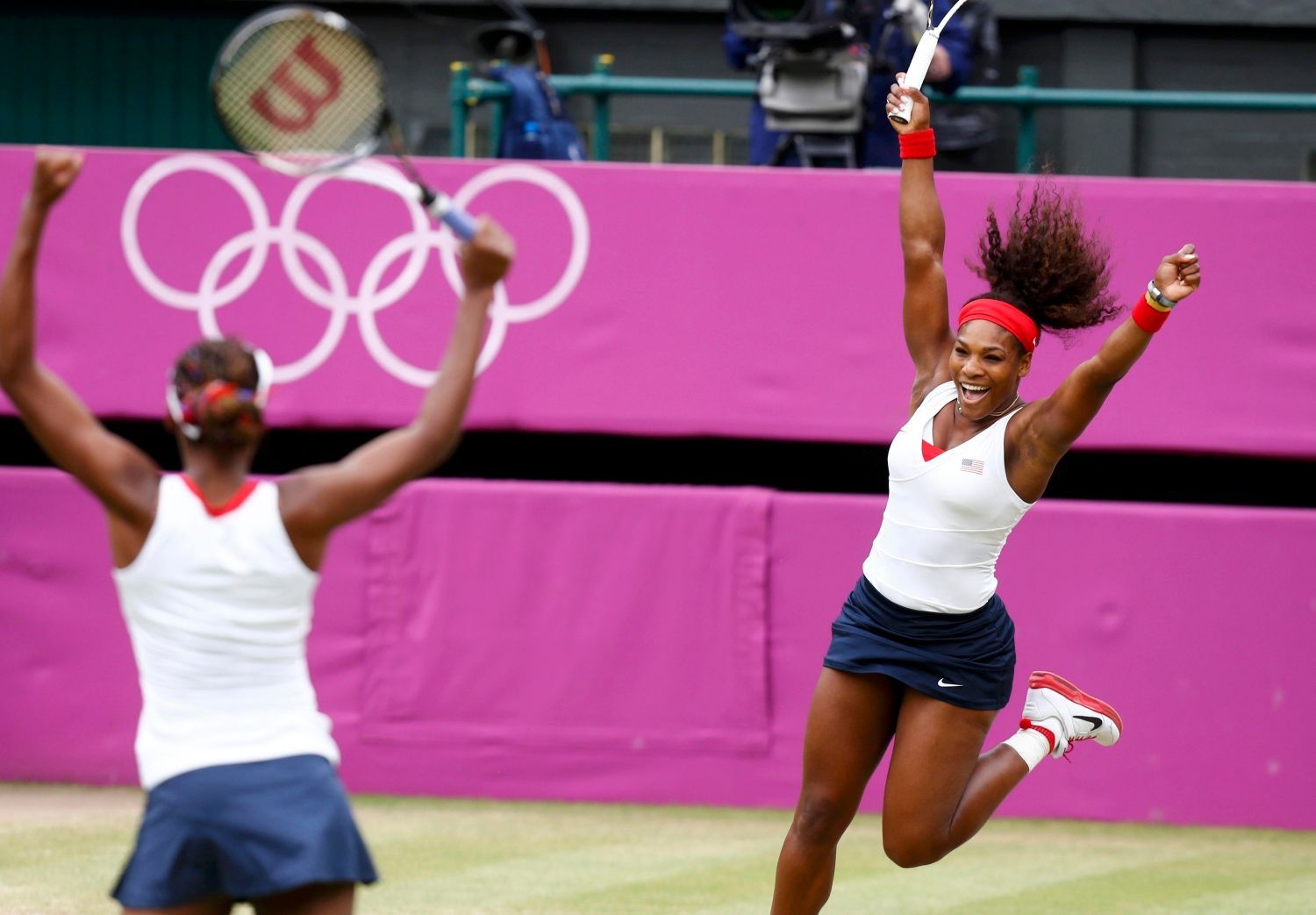 Americké tenistky Venus a Serena Williamsovy se radují z vítězství ve finále Olympiády 2012 v Londýně nad Češkami Lucií Hradeckou a Andreou Hlaváčkovou.