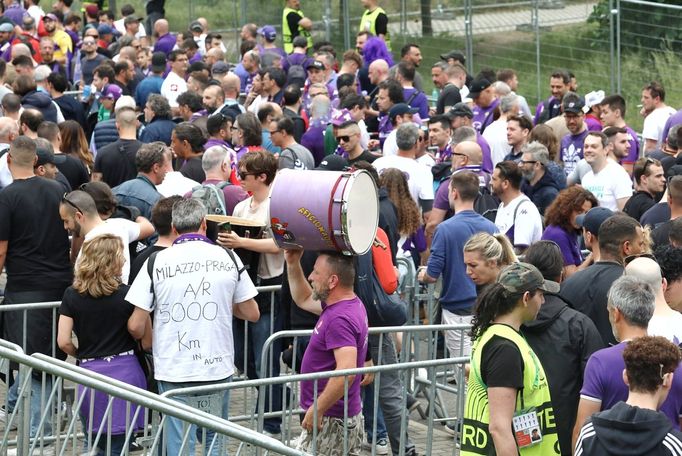 Situace před stadionem v Edenu před finále Konferenční ligy Fiorentina - West Ham