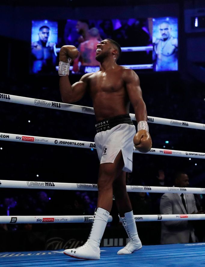 Anthony Joshua při zápase s Oleksandrem Usykem.