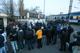 Asi 140 fanoušků ostravského klubu směřovalo do Prahy na zápas s Bohemians. Z nádraží ve Vršovicích je na stadion Bohemians doprovodili policisté.