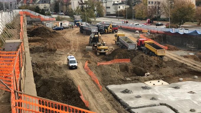 Poškozený tubus metra způsobil přerušení dopravy na lince A mezi Petřinami a Náměstím Míru.