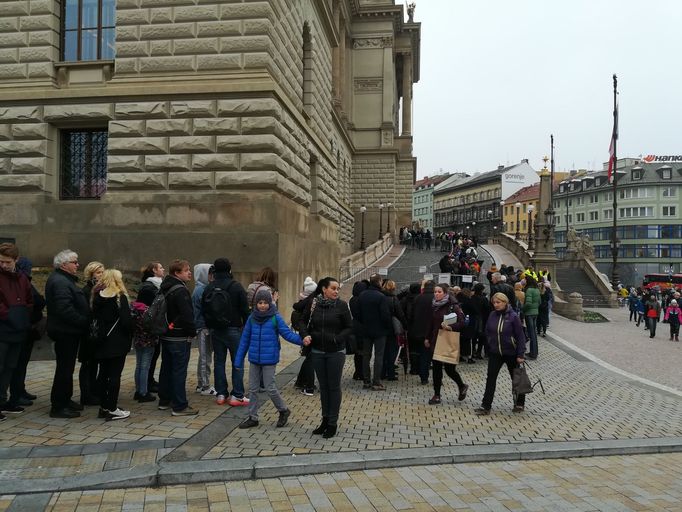 Před Národním muzeem se i druhý den po otevření tvoří dlouhé fronty. Návštěvníci jsou přesto s podobou historické budovy po rekonstrukci spokojeni.