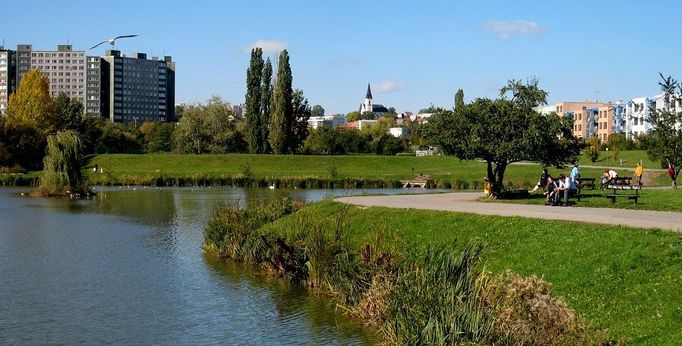 Panorama Centrálního parku v obci Stodůlky, Praha 13.  „Uprostřed projektovaného sídliště jsme prosadili zachování původní vesničky s kostelem. A že tam na místě vesničky mohlo být panelových domů! Běžte se tam podívat dnes, podívejte se, jak se chovají noví architekti. V průhledu za kostelem sv. Jakuba vyrostla směrem na západ kancelářská obluda. To jsme si my, když jsme navrhovali umístění paneláků, nedovolili. Jako dominantu jsme nechali kostel. Ani stromy jsme nechtěli kácet… a navrhli jsme obnovu původní Panské zahrady - dnes části parku," líčil období projektování JZM Ivo Oberstein v rozhovoru pro Archiweb z roku 2009.