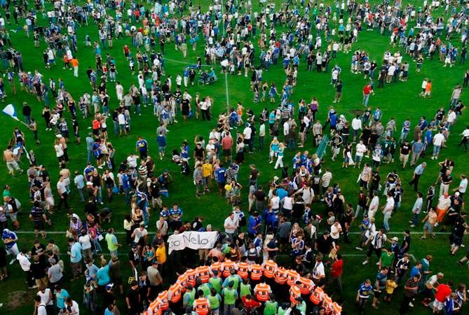 Fanoušci švýcarského klubu FC Luzern si vítězství nad Luganem pořádně užili. Ihned po vítězství začali Allmend Stadion rozebírat, odnášeli si i brankové konstrukce a na jedná z tribun zapálili oheň. Pro stařičký stadion to byl po pětasedmdesáti letech po