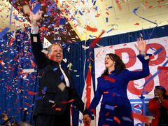 Vítěz voleb, demokrat Doug Jones, se svojí manželkou Louise.