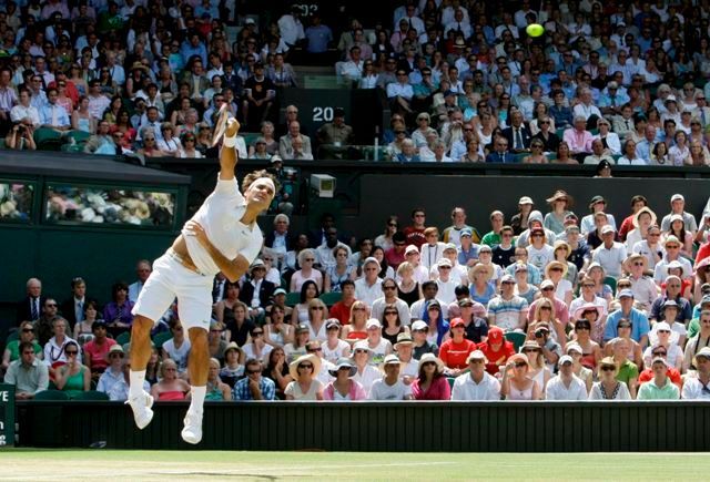 Roger Federer servíruje na Wimbledonu