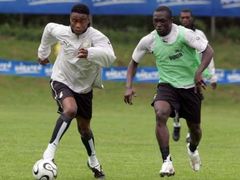 Fotbaloví reprezentanti Ghany Derek Boateng (vlevo) a Alex Tachie-Mensah při soustředění v Rakousku.