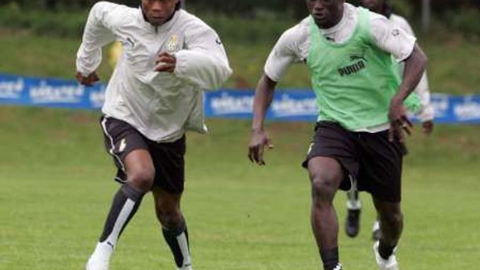 Fotbaloví reprezentanti Ghany Derek Boateng (vlevo) a Alex Tachie-Mensah při soustředění v Rakousku.