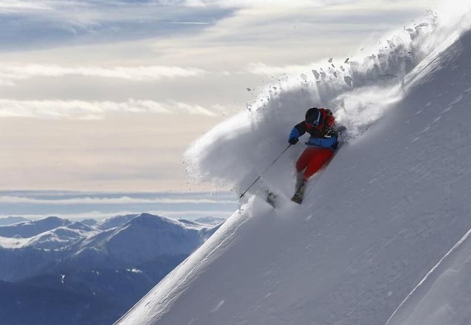 Švédský freerider Jon Oerarbaeck sjíždí hlubokým prašanem s hory Seegrube poblíž Innsbrucku, 19. ledna 2013.