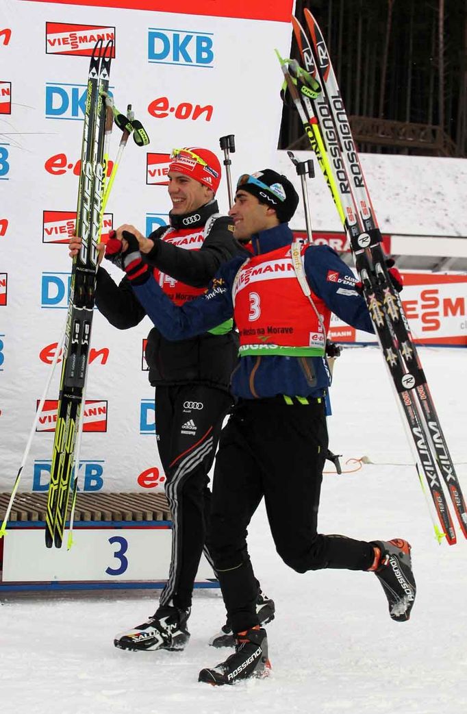 Arnd Peiffer (vzadu) a Martin Fourcade jdou ruku v ruce pro druhé místo.