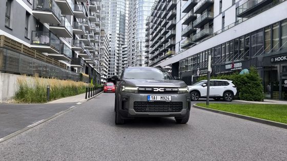 S Bigsterem do Varšavy. Poměřovali jsme Dacii s Porsche a hledali zlatou rychlost