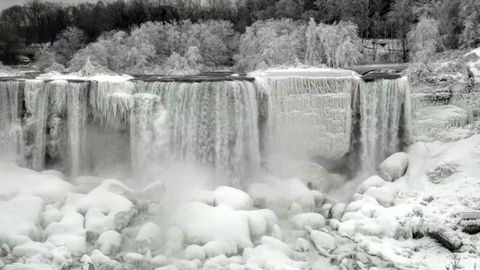 Mrazivé počasí proměnilo Niagarské vodopády v ledové království