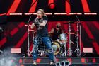 Obrazem: Guns N' Roses hráli své i cizí hity. Do Letňan si je přišlo poslechnout 50 tisíc lidí