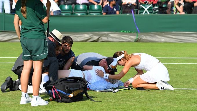 Sorana Cirsteaová a Justin Sands utěšují zraněnou tenistku.