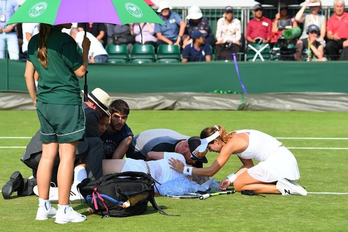 Zraněná Bethanie Matteková-Sandsová na Wimbledonu 2017