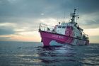 Banksy do Středozemního moře vypravil loď na pomoc migrantům, zachránila už 90 lidí