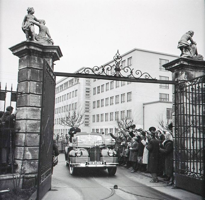 Prezident Antonín Novotný v automobilu, který použil při návštěvě Slovenska v roce 1957.