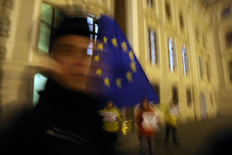 Greenpeace věší vlajku EU na Hradě