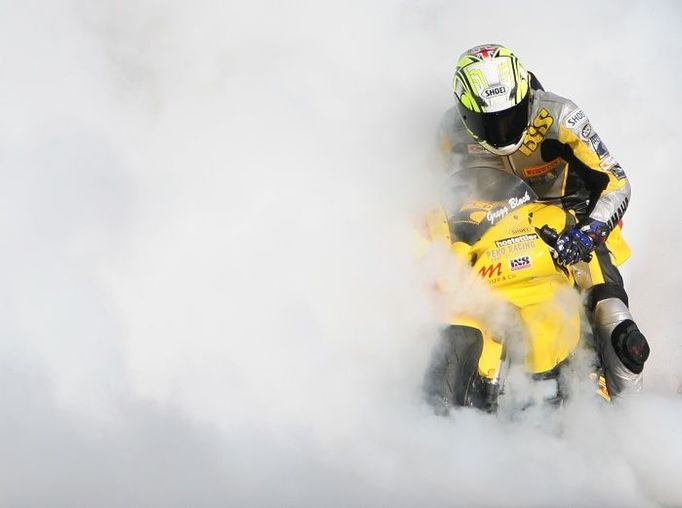 Pořádná mlha ze zadní pneumatiky Grega Blacka (Superstock 600).