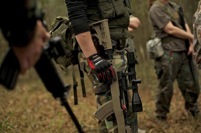 ¨ Members of the North Florida Survival Group wait for their leader to critique their performance during an enemy contact drill training exercise in Old Town, Florida, December 8, 2012.The group trains children and adults alike to handle weapons and survive in the wild. The group passionately supports the right of U.S. citizens to bear arms and its website states that it aims to teach "patriots to survive in order to protect and defend our Constitution against all enemy threats". Picture taken December 8, 2013. REUTERS/Brian Blanco (UNITED STATES - Tags: SOCIETY POLITICS) ATTENTION EDITORS: PICTURE 14 OF 20 FOR PACKAGE 'TRAINING CHILD SURVIVALISTS' SEARCH 'FLORIDA SURVIVAL' FOR ALL IMAGES Published: Úno. 22, 2013, 1:01 odp.