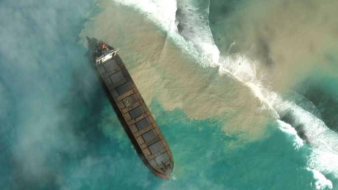 Foto: Když voda zčerná. Ropná skvrna ničí panenské pláže a tyrkysové moře Mauricia