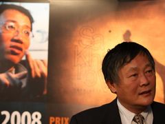Wej Ťing-šeng ve Štrasburku u příležitosti udělení letošní Sacharovovy ceny jeho vězněnému krajanovi Chu Ťiovi (na plakátu za ním)