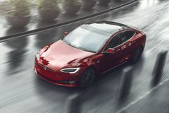 Vozy Tesla samovolně zrychlují, stěžují si řidiči. Podnět prošetří úřady