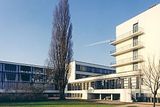Od roku 1925 se Bauhaus musel přemístit do Desavy, kde se ale podařilo pro školu vystavět jedinečný funkcionalistický komplex učebních prostor, ateliérů, dílen i ubytování pro studenty a učitele.   