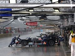 Mechanici tlačí do boxů jeden ze dvou Peugeotů 908 při kvalifikaci na 24 hodin v Le Mans.