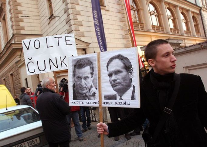 Demonstranti původně stáli mnohem blíže vchodu do brněnského Besedního domu.