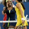 Srbská tenistka Ana Ivanovičová se loučí s Američankou Serenou Williamsovou ve čtvrtfinále US Open 2012.