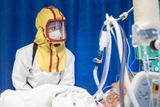 Část zdravotníků má dokonce kosmicky působící skafandry s dýchacími přístroji, které zdejší krajský špitál získal od místní firmy.