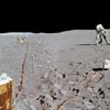 Snímek z povrchu Měsíce, pořízený během mise Apollo 15 (1971).