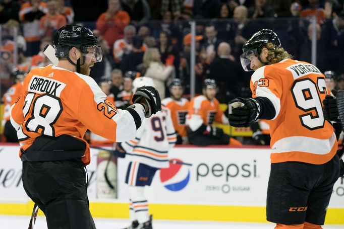 Claude Giroux oslavuje svůj gól s Jakubem Voráčkem.