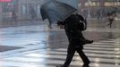 A man struggles with his umbrella in the wind and snow while crossing the street in New York, November 7, 2012. A wintry storm dropped snow on the Northeast and threatened to bring dangerous winds and flooding to a region still climbing out from the devastation of superstorm Sandy. REUTERS/Brendan McDermid (UNITED STATES - Tags: DISASTER ENVIRONMENT) ENERGY) Published: Lis. 7, 2012, 8:10 odp.