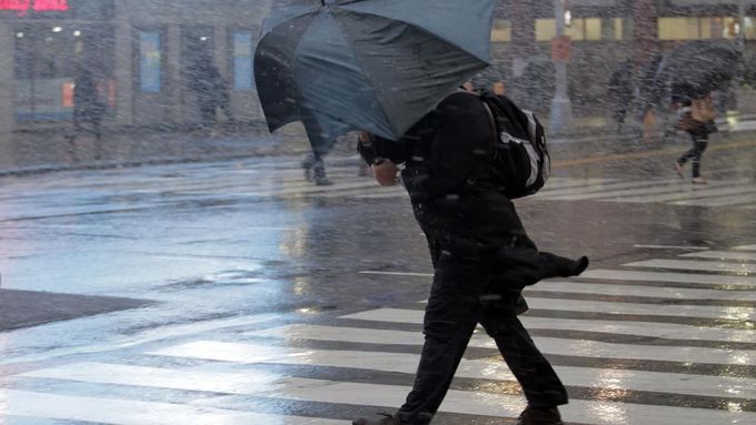 A man struggles with his umbrella in the wind and snow while crossing the street in New York, November 7, 2012. A wintry storm dropped snow on the Northeast and threatened to bring dangerous winds and flooding to a region still climbing out from the devastation of superstorm Sandy. REUTERS/Brendan McDermid (UNITED STATES - Tags: DISASTER ENVIRONMENT) ENERGY) Published: Lis. 7, 2012, 8:10 odp.